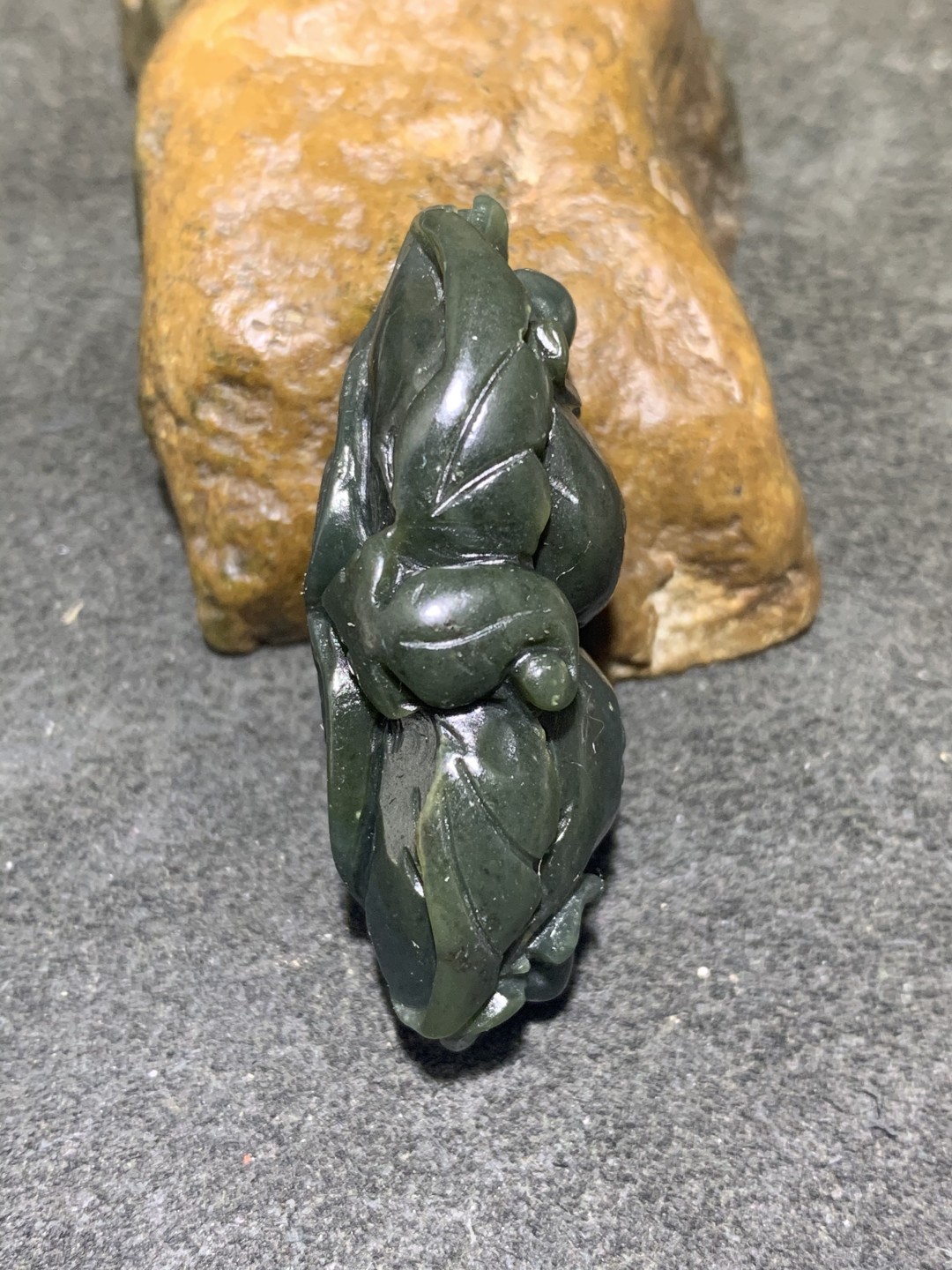 天然新疆和田青玉雕件一个