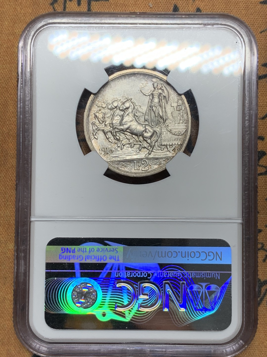 《竞宝斋》第116场-周日，周一 ，2场连拍（全场包邮） NGC-MS62 意大利 1916年 马车 2里拉 银币 淡彩包浆 不错