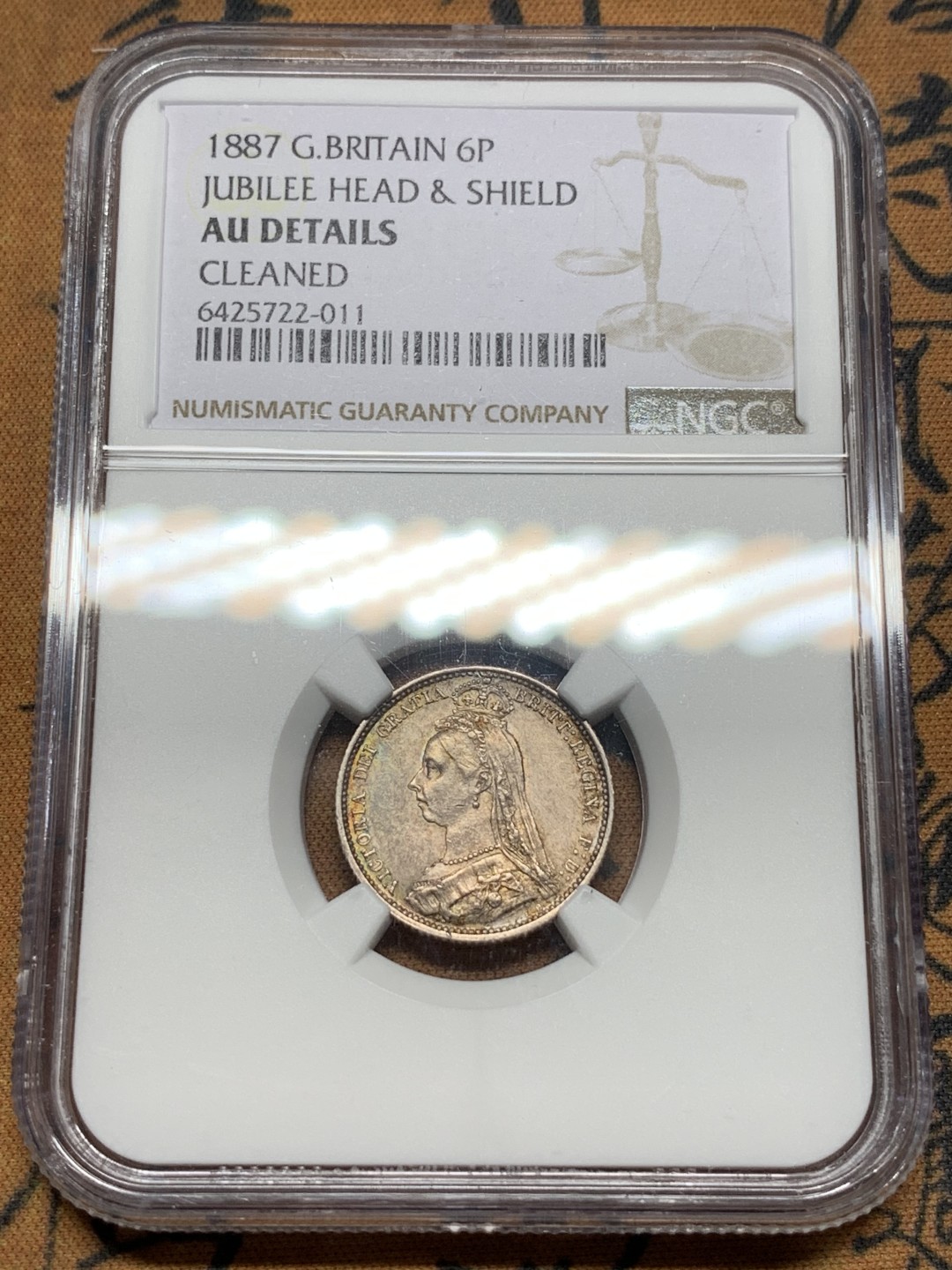 《竞宝斋》第116场-周日，周一 ，2场连拍（全场包邮） NGC AUD 英国1887年 维多利亚高冠盾徽6便士银币 人像面有转光，不错的东西，au分数无法理解