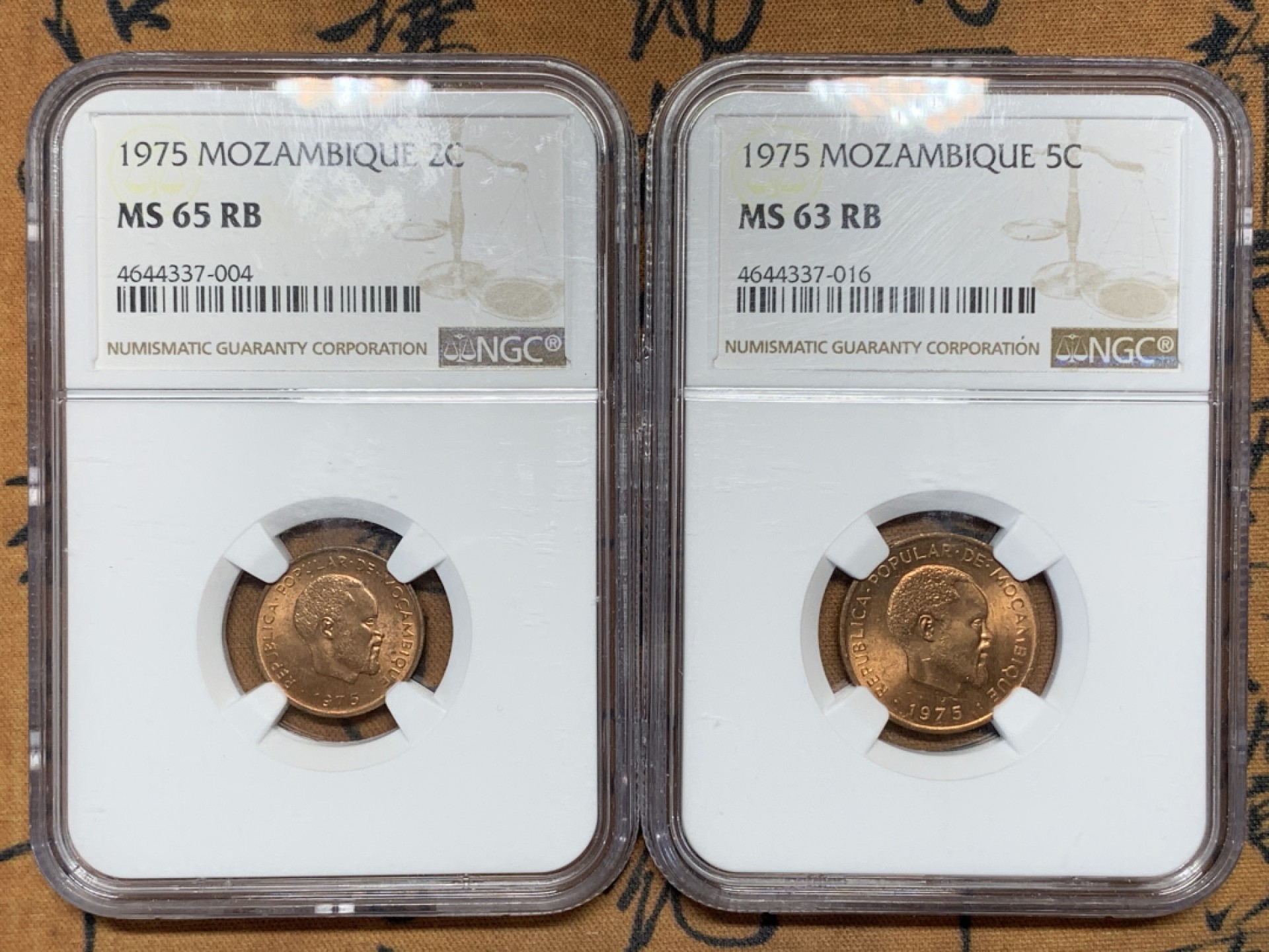《竞宝斋》第116场-周日，周一 ，2场连拍（全场包邮） NGC-MS63/65RB 莫桑比克 1975年2C、5C铜币一对，该国第一套流通硬币铸造少，该国名誉品。2C为亚军分，往上只有一枚66；5C为季军分