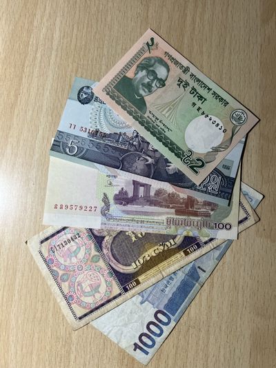 Banknote mall 第八期（包装改进场） - 亚洲纸币一组5张。朝鲜为带编号流通钞