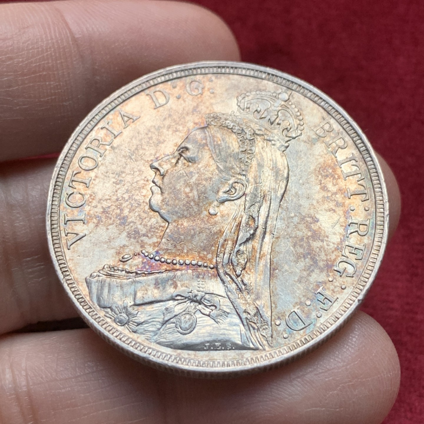 《竞宝斋》第116场-周日，周一 ，2场连拍（全场包邮） 英国1887年 维多利亚高冠马剑银币 淡彩金色包浆，细节都不错的美品