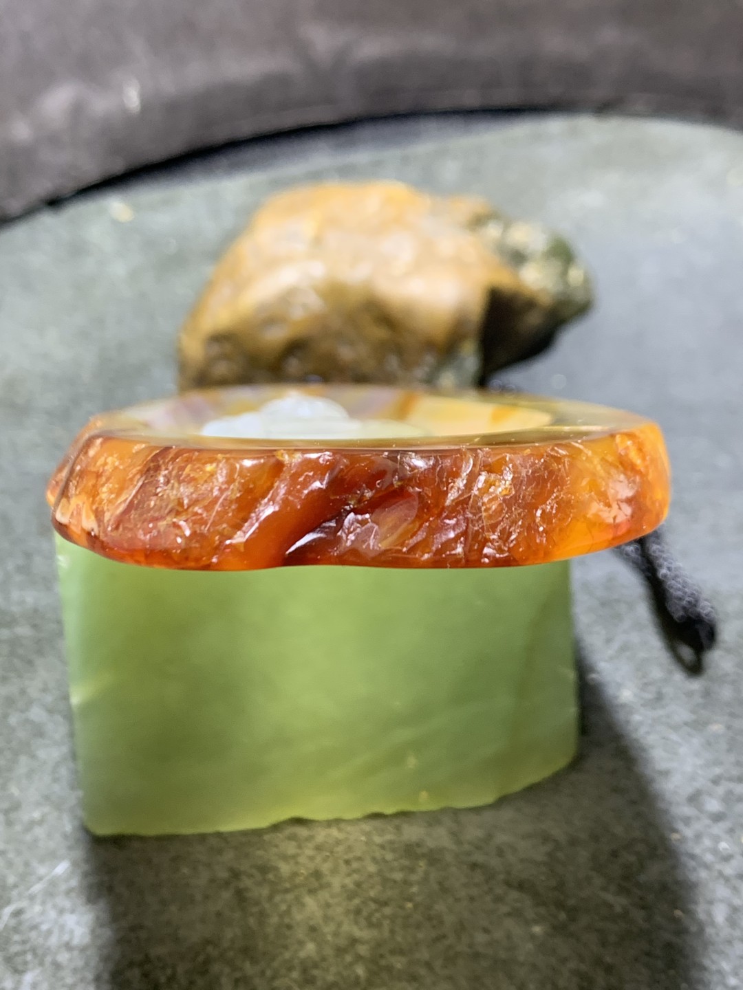 重器天然马达加斯加原皮玛瑙雕刻如来佛祖大 牌子一块，