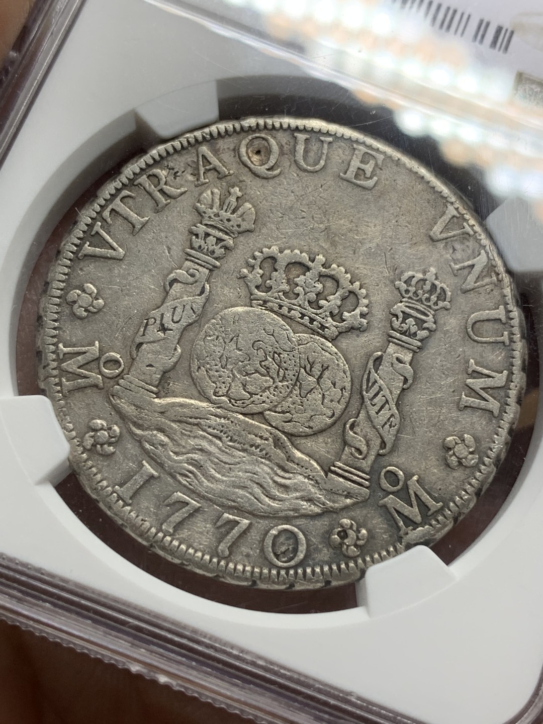 《竞宝斋》第116场-周日，周一 ，2场连拍（全场包邮） NGC-XFD 墨西哥 1770年 8里亚尔 地球 双柱 银币 币面纹丝清晰 打制的不错 细节见图