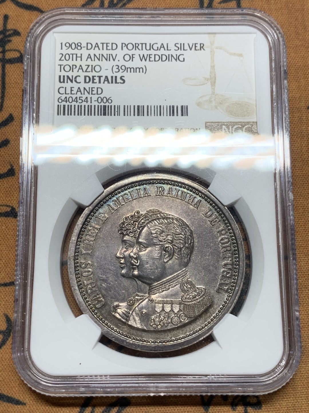 《竞宝斋》第116场-周日，周一 ，2场连拍（全场包邮） NGC-UNC 葡萄牙1908年 二十周年金婚纪念 大银章 非常稀少的品质 没给分可惜了 看不到清晰的痕迹