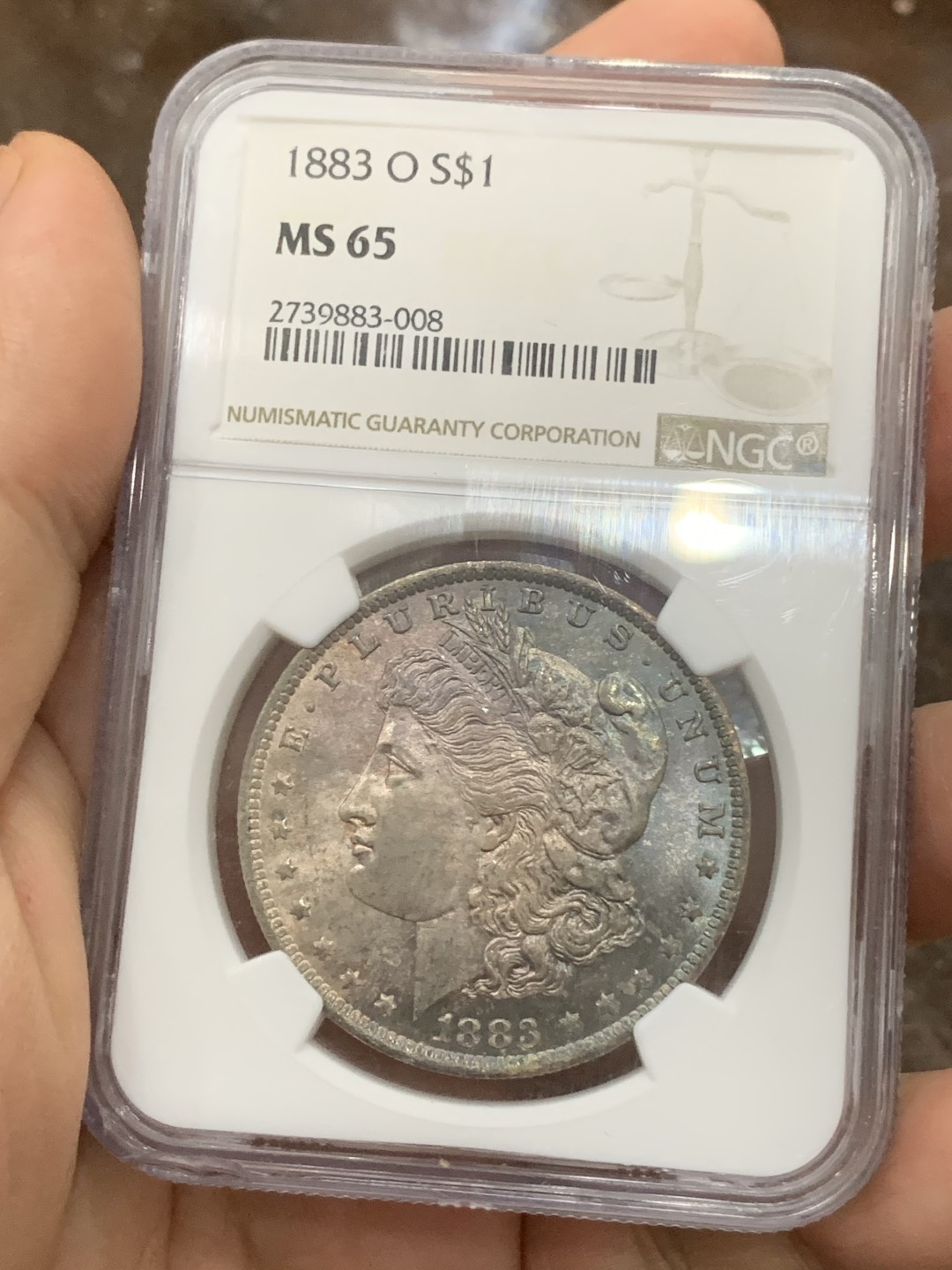 《竞宝斋》第116场-周日，周一 ，2场连拍（全场包邮） NGC-MS65 美国 1883年 摩根银币 女神面紫彩 鹰面金彩+镜面效果 盒子左下角磕损