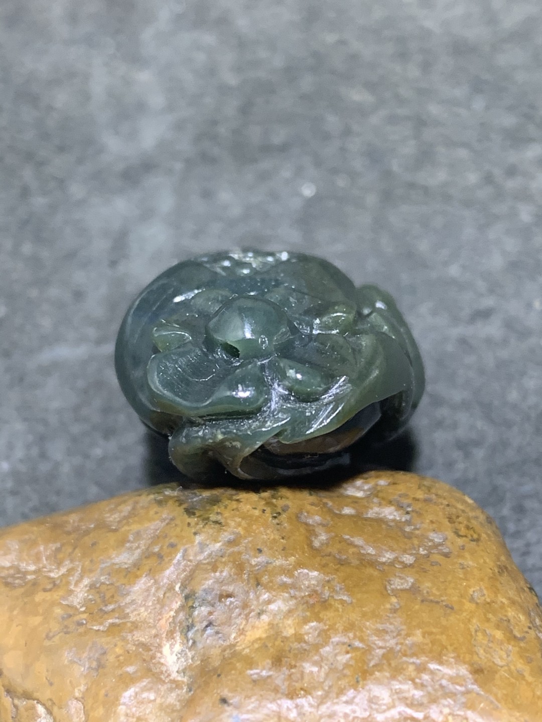 天然新疆和田青玉雕件一个