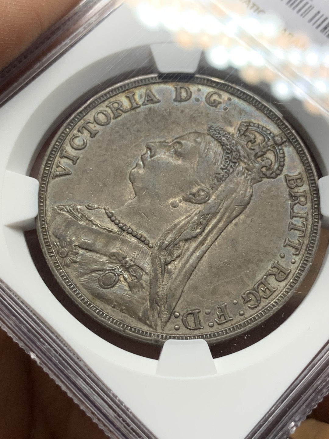 《竞宝斋》第116场-周日，周一 ，2场连拍（全场包邮） NGC-AU55 英国 1889年维多利亚一克朗高冠马剑银币 醇黑包浆好品相 分数难得