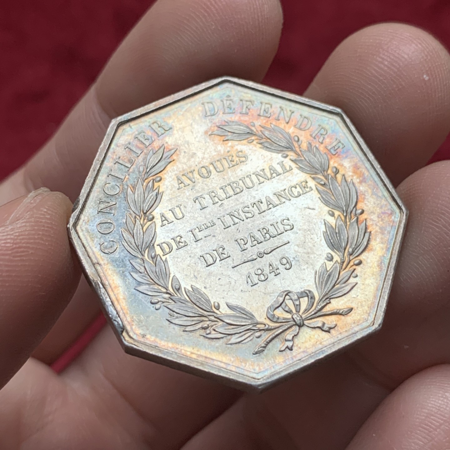 《竞宝斋》第116场-周日，周一 ，2场连拍（全场包邮） 法国 巴黎 1849年 诉讼代理人八角银质代币 双面五彩 19.45克对角直径36.9mm 手指边铭agent