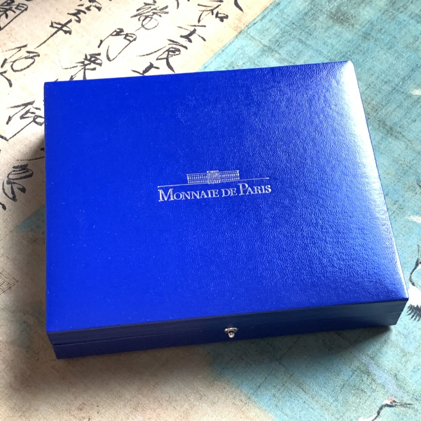 《竞宝斋》第116场-周日，周一 ，2场连拍（全场包邮） 法国2003年3枚精制银币套币 1.5欧元面值 IAAF国际田联运动会 巴黎造币厂原盒原证 22.2克X3=66.6克 900银
