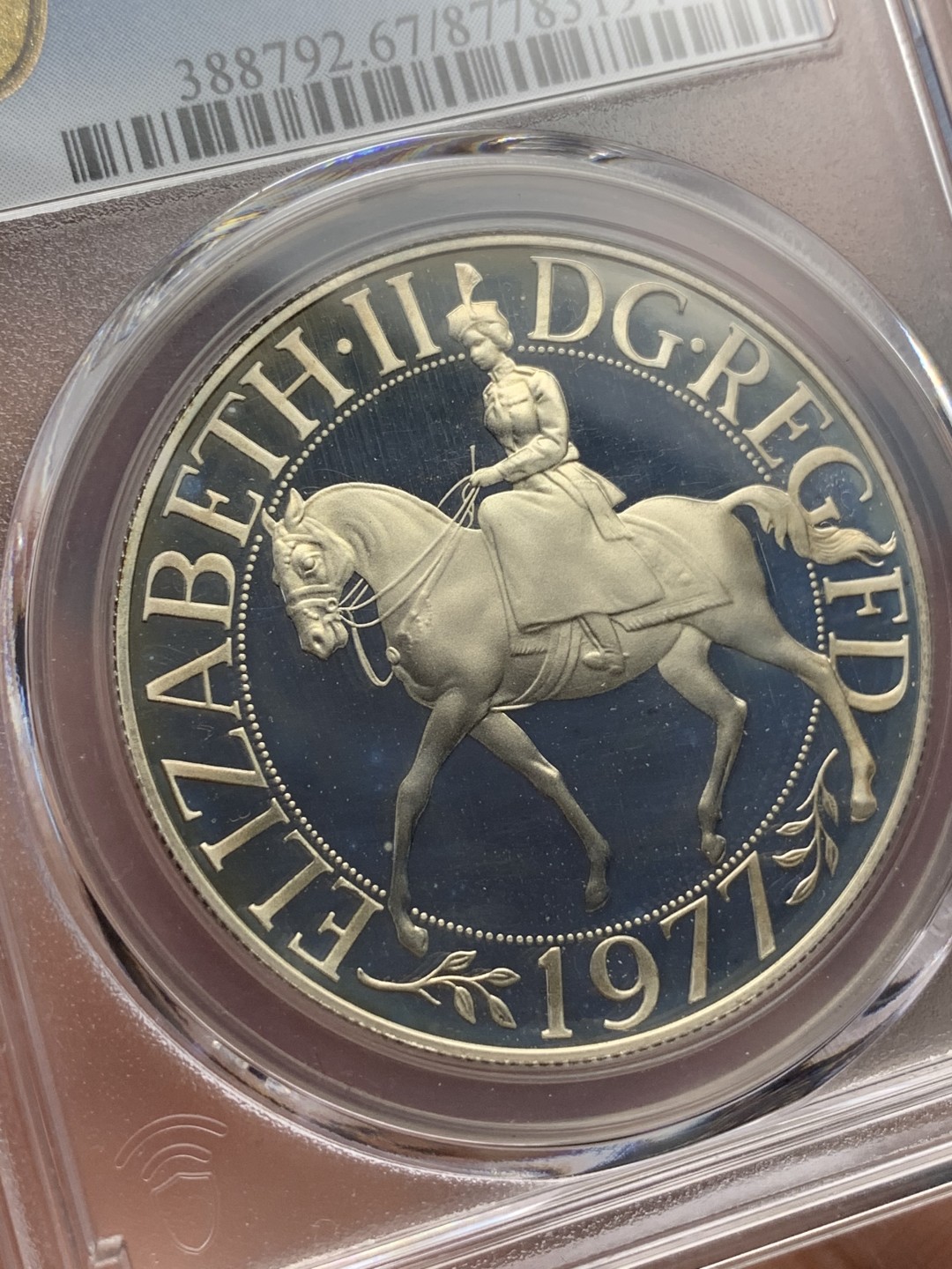 《竞宝斋》第116场-周日，周一 ，2场连拍（全场包邮） PCGS-PR67DCAM 英国1977年女王登基25周年纪念精制克朗大银币，经典的骑马女王。底板无暇，状态非常出色