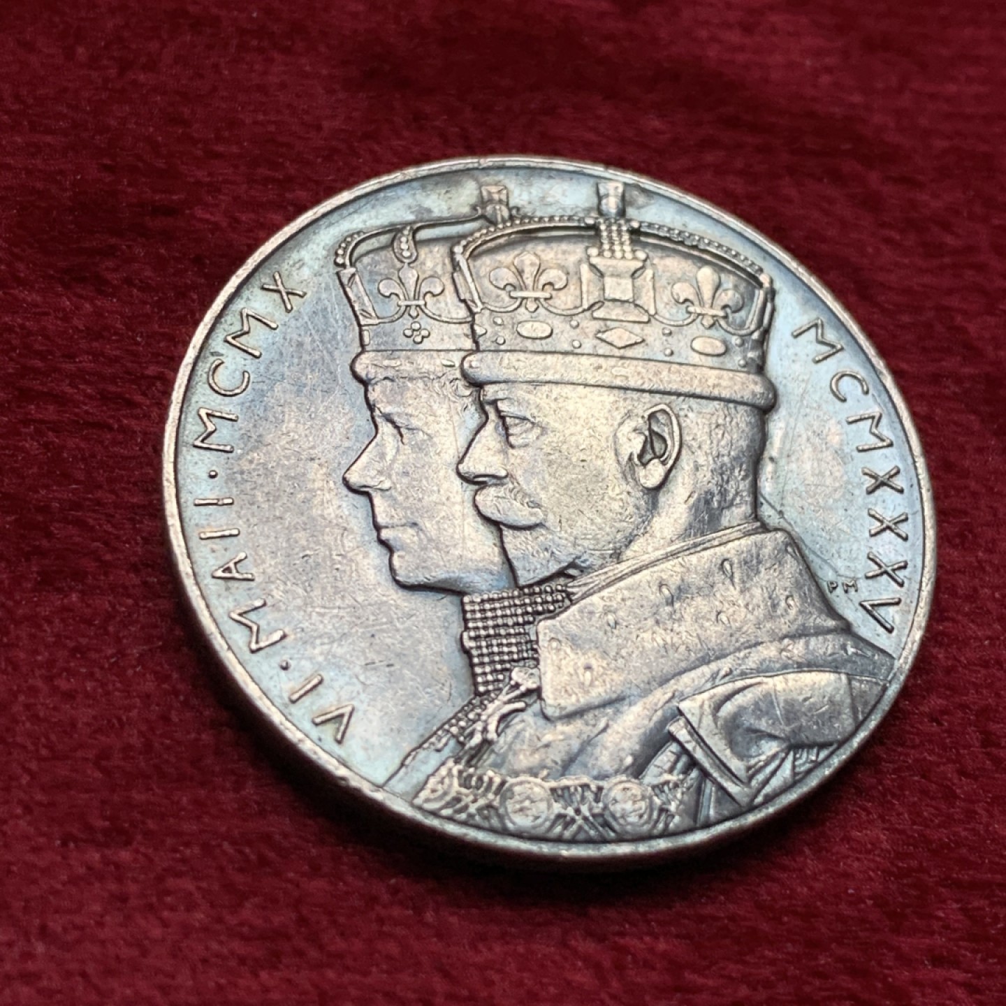 《竞宝斋》第116场-周日，周一 ，2场连拍（全场包邮） 英国 乔治 五世 登基纪年银章 31.8mm 15.64克 细节见图