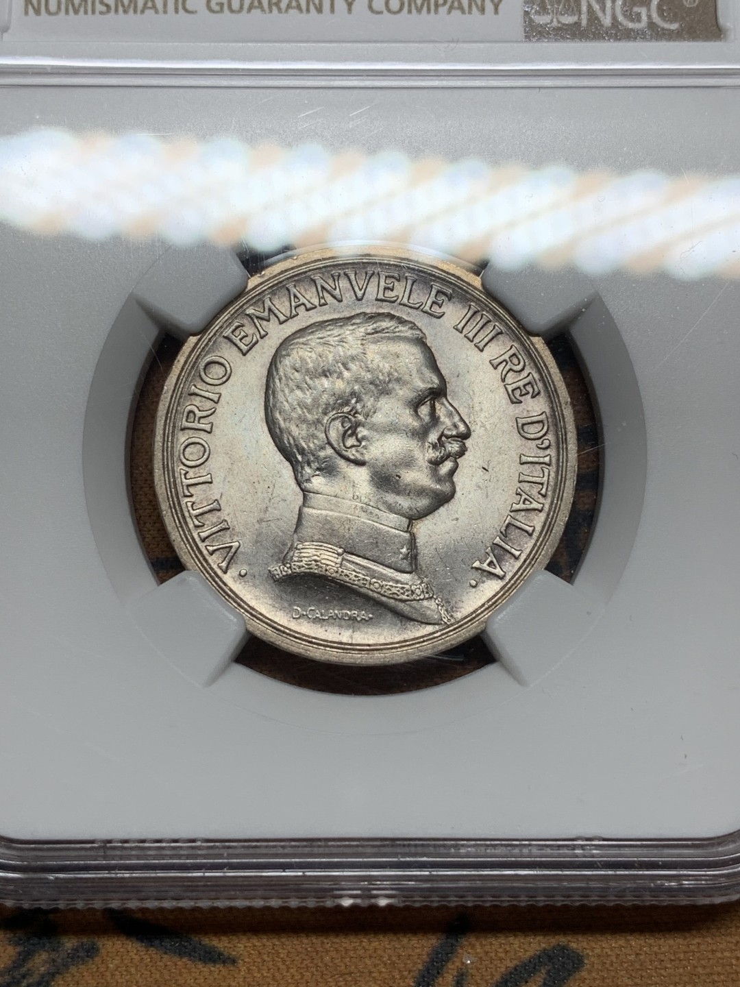 《竞宝斋》第116场-周日，周一 ，2场连拍（全场包邮） NGC-MS62 意大利 1916年 马车 2里拉 银币 淡彩包浆 不错