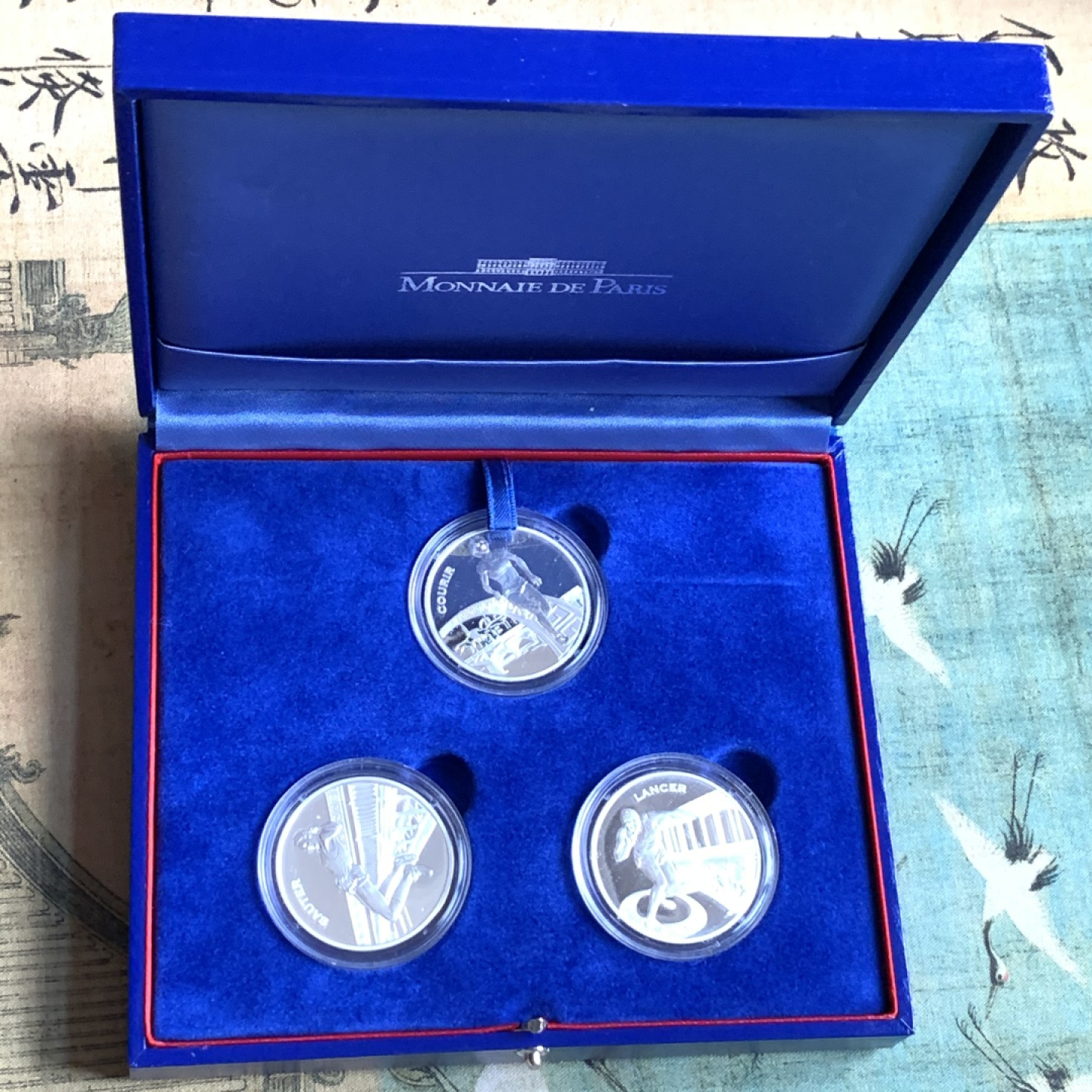 《竞宝斋》第116场-周日，周一 ，2场连拍（全场包邮） 法国2003年3枚精制银币套币 1.5欧元面值 IAAF国际田联运动会 巴黎造币厂原盒原证 22.2克X3=66.6克 900银