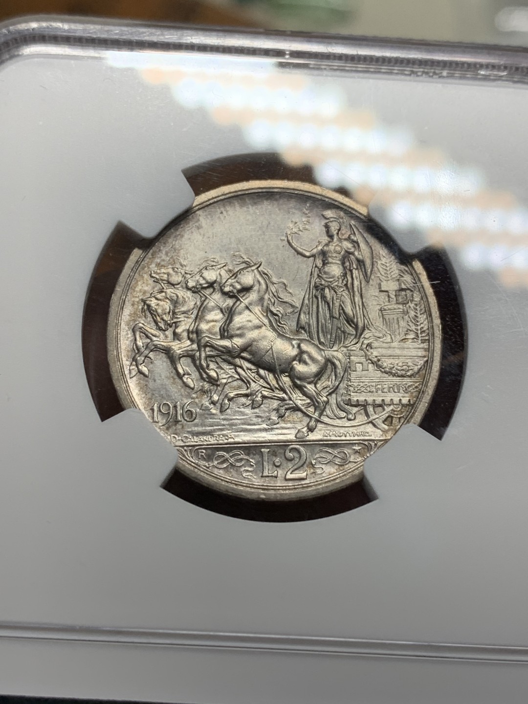 《竞宝斋》第116场-周日，周一 ，2场连拍（全场包邮） NGC-MS62 意大利 1916年 马车 2里拉 银币 淡彩包浆 不错