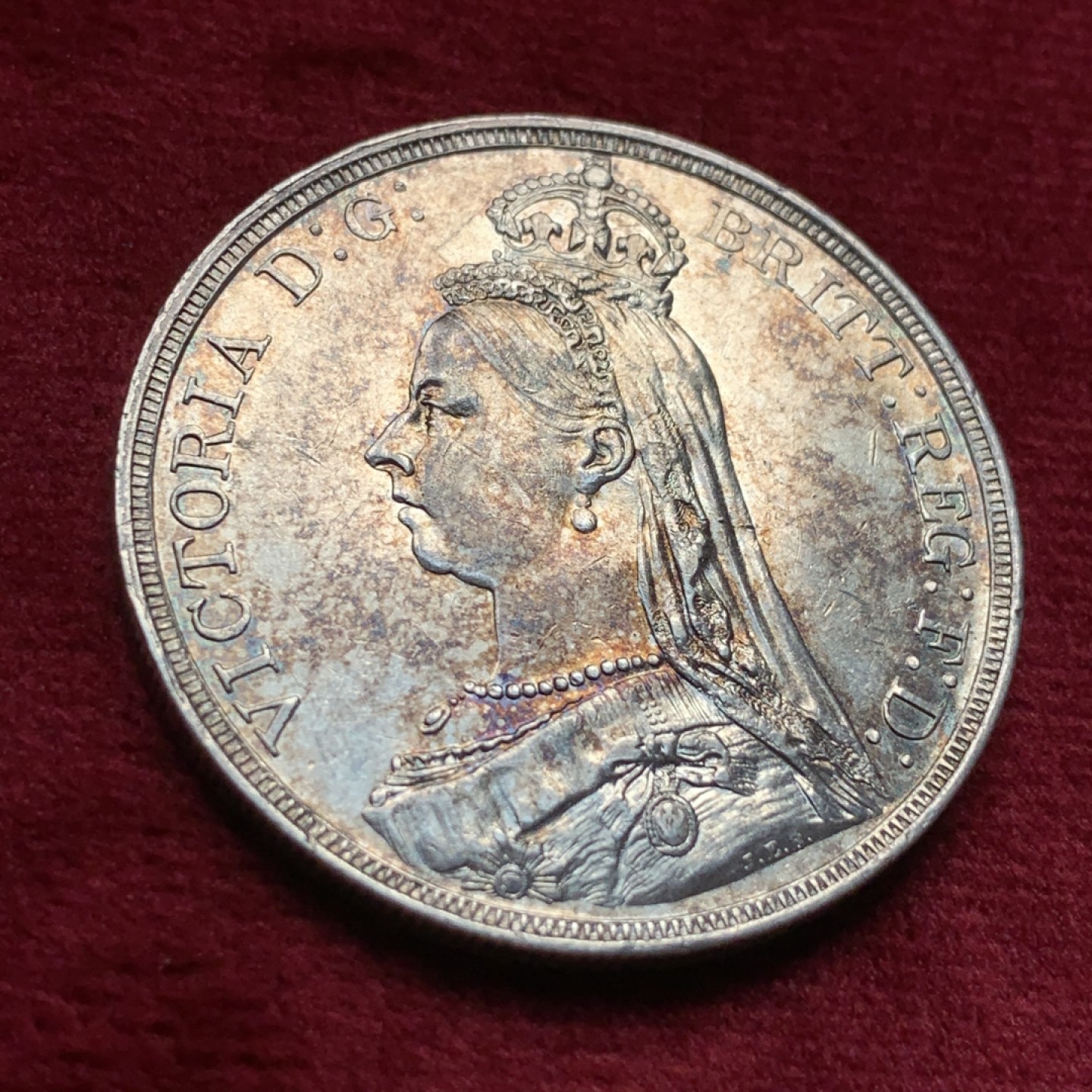 《竞宝斋》第116场-周日，周一 ，2场连拍（全场包邮） 英国1887年 维多利亚高冠马剑银币 淡彩金色包浆，细节都不错的美品