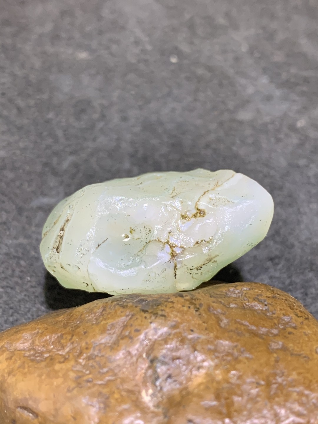 天然戈壁阿拉善玛瑙原石吊坠一个，