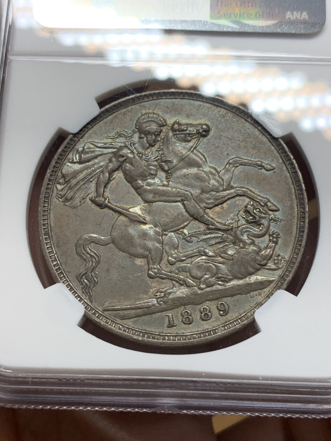 《竞宝斋》第116场-周日，周一 ，2场连拍（全场包邮） NGC-AU55 英国 1889年维多利亚一克朗高冠马剑银币 醇黑包浆好品相 分数难得