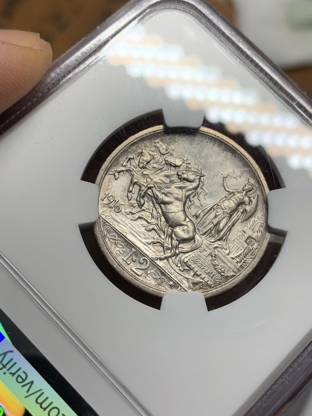 《竞宝斋》第116场-周日，周一 ，2场连拍（全场包邮） NGC-MS62 意大利 1916年 马车 2里拉 银币 淡彩包浆 不错