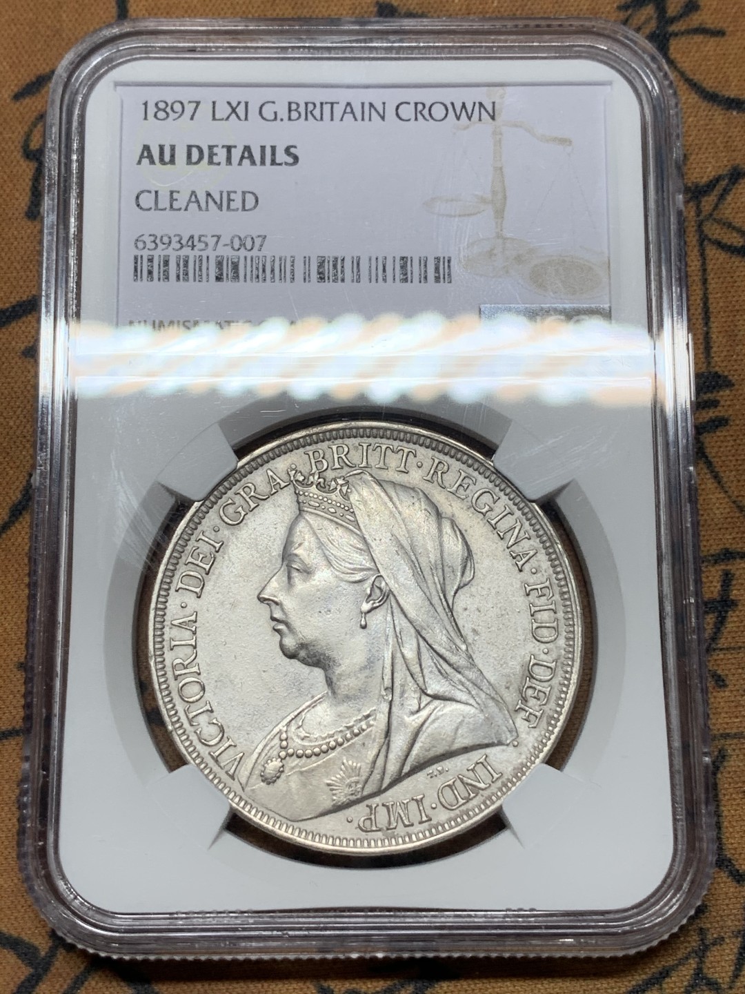 《竞宝斋》第116场-周日，周一 ，2场连拍（全场包邮） NGC-AU 英国 1897年维多利亚一克朗批纱马剑银币 深打近UNC状态