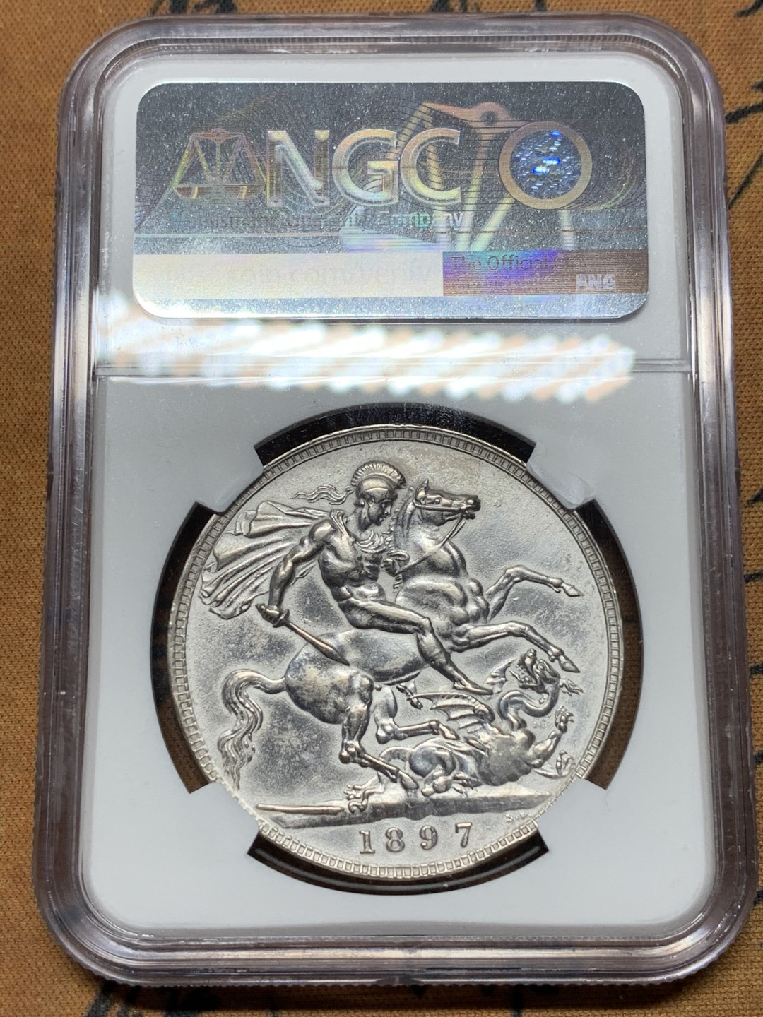 《竞宝斋》第116场-周日，周一 ，2场连拍（全场包邮） NGC-AU 英国 1897年维多利亚一克朗批纱马剑银币 深打近UNC状态