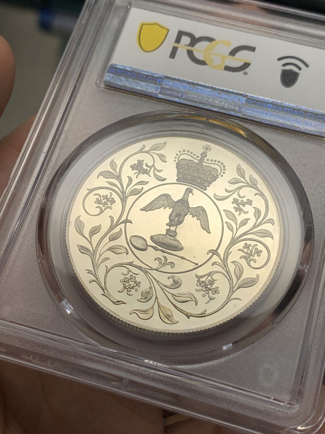 《竞宝斋》第116场-周日，周一 ，2场连拍（全场包邮） PCGS-PR67DCAM 英国1977年女王登基25周年纪念精制克朗大银币，经典的骑马女王。底板无暇，状态非常出色