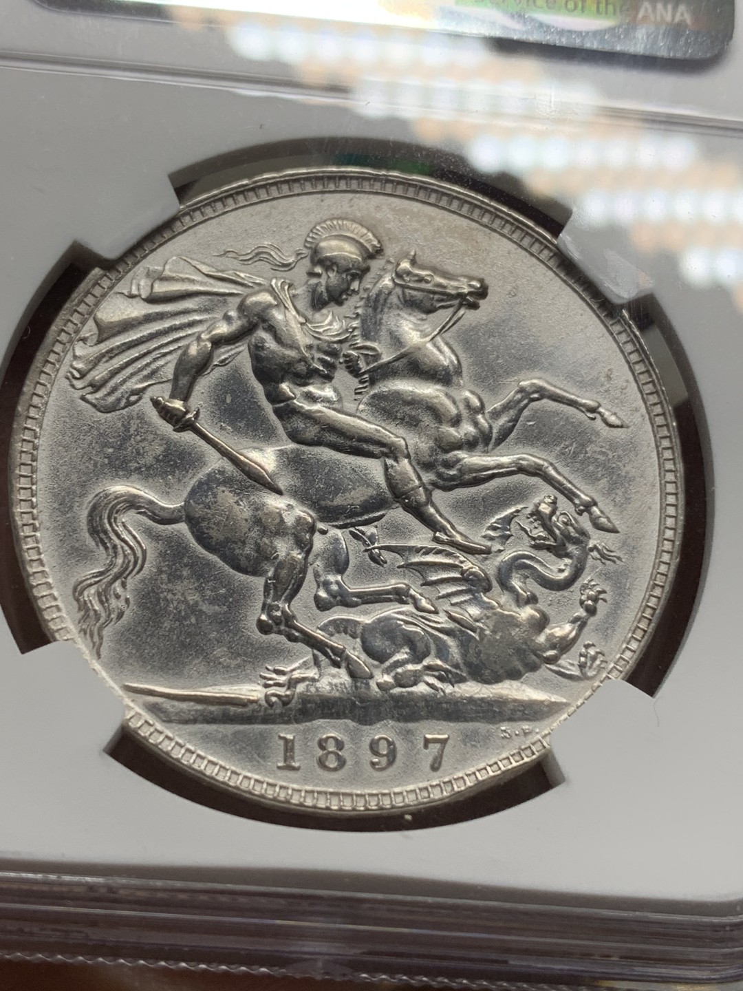 《竞宝斋》第116场-周日，周一 ，2场连拍（全场包邮） NGC-AU 英国 1897年维多利亚一克朗批纱马剑银币 深打近UNC状态