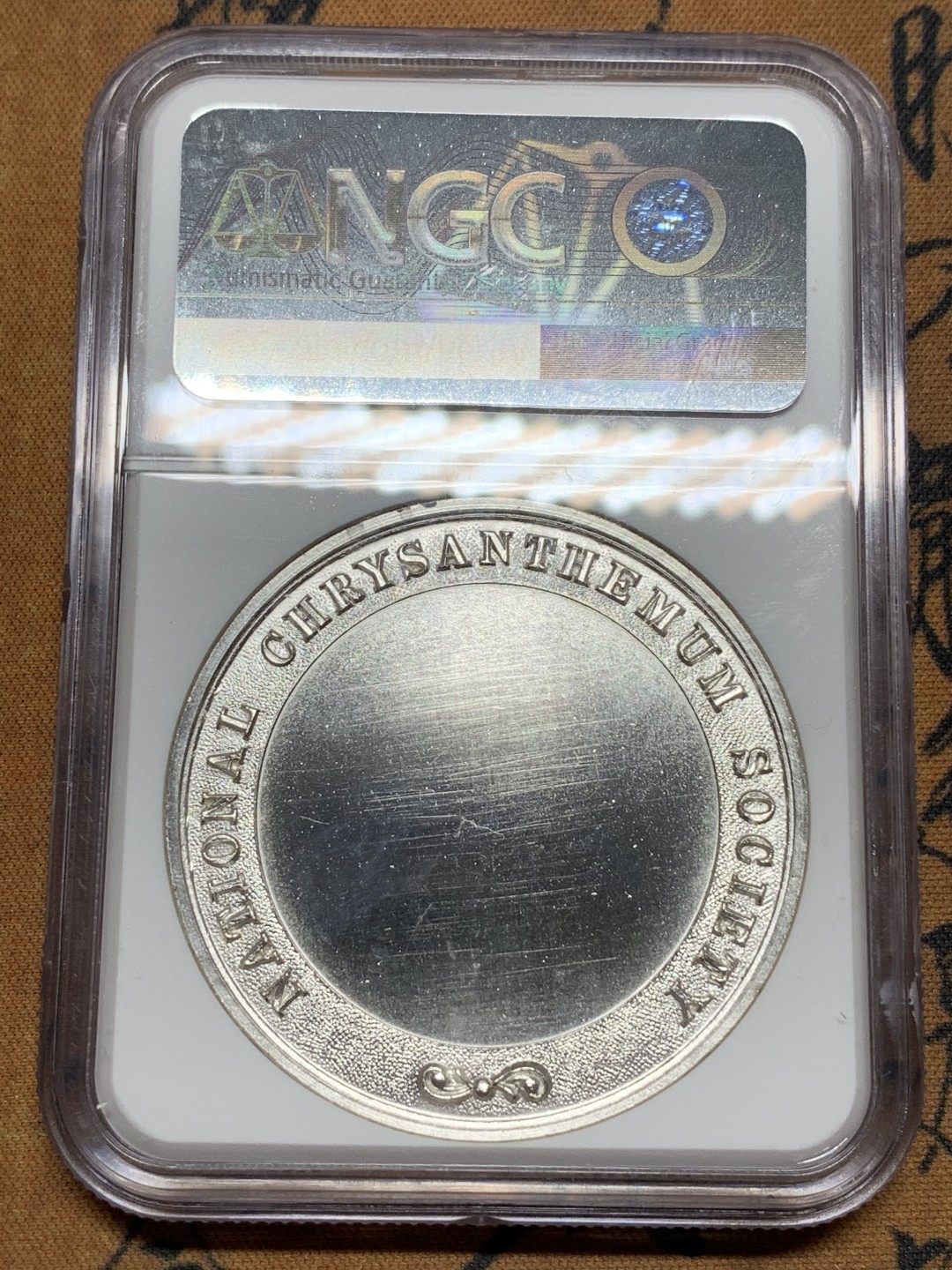 《竞宝斋》第116场-周日，周一 ，2场连拍（全场包邮） NGC MS62 19世纪英国菊花协会镀银纪念章 45mm 精美 无刻字