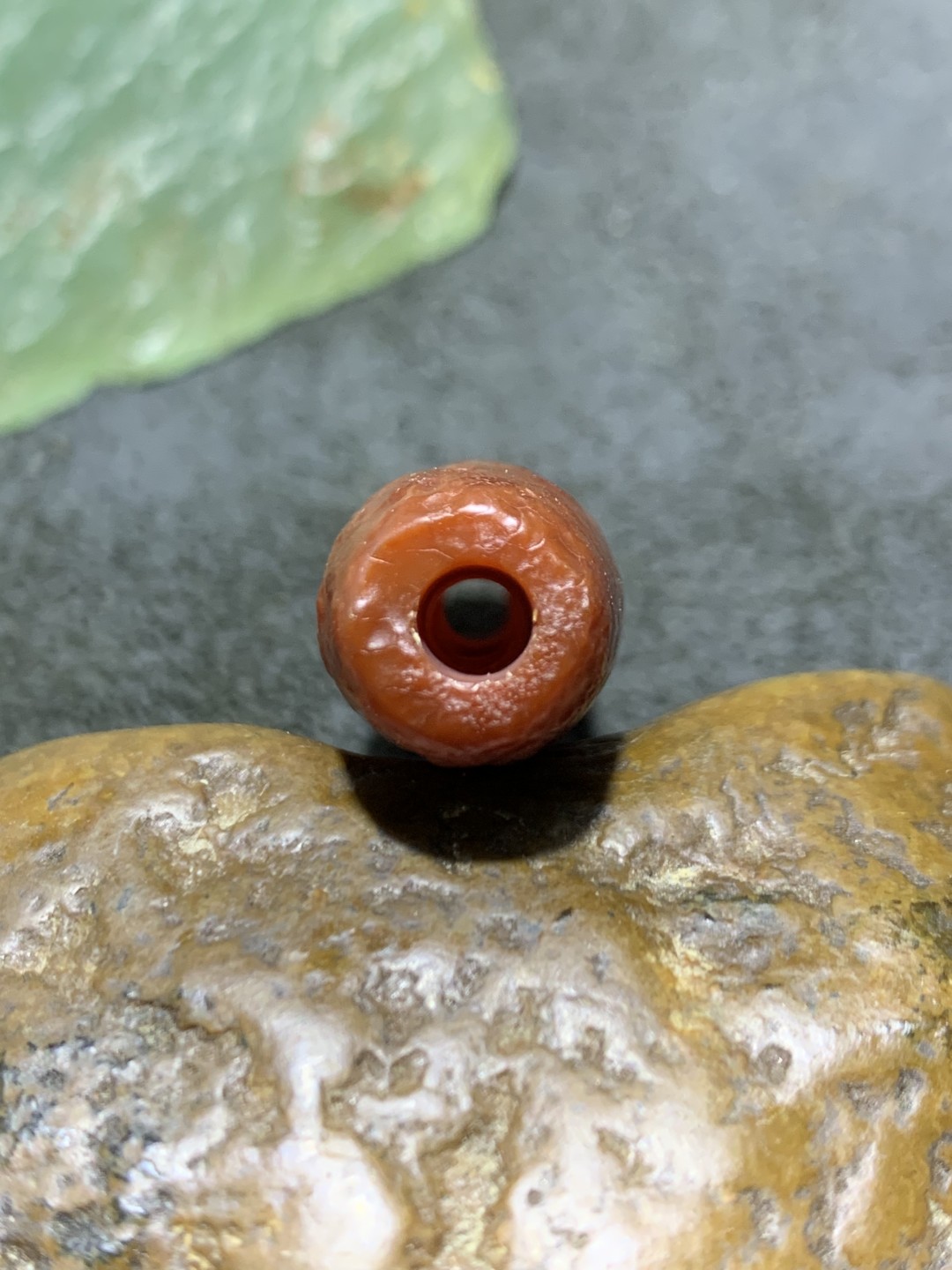 精美高玉化仿古风化纹玛瑙随形桶珠一颗 