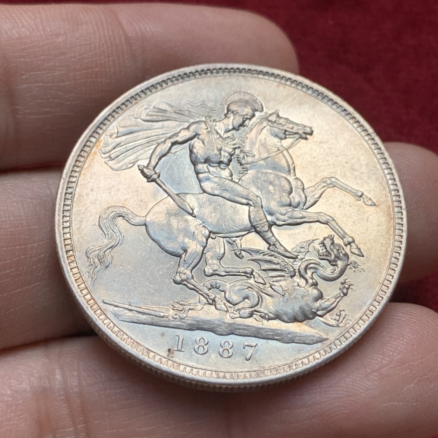 《竞宝斋》第116场-周日，周一 ，2场连拍（全场包邮） 英国1887年 维多利亚高冠马剑银币 淡彩金色包浆，细节都不错的美品