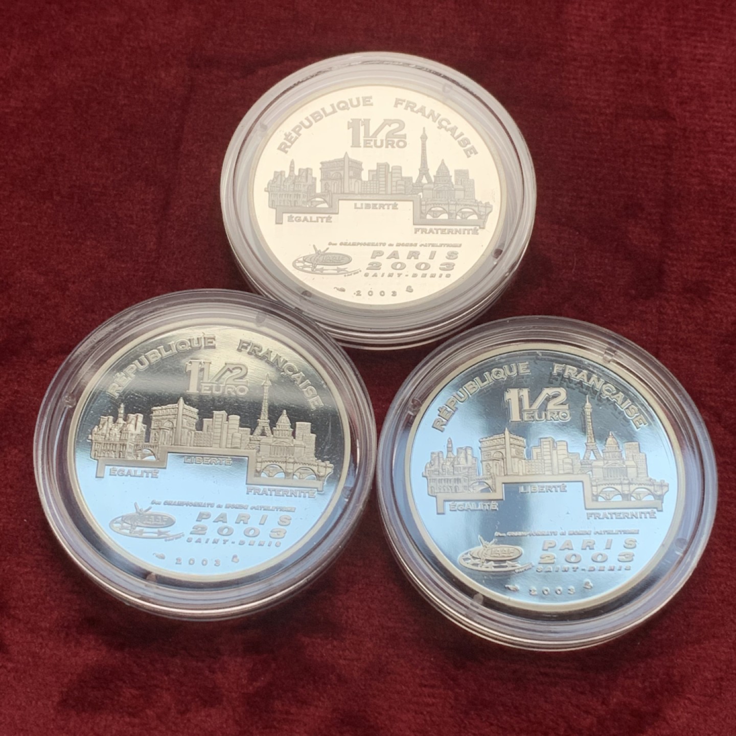 《竞宝斋》第116场-周日，周一 ，2场连拍（全场包邮） 法国2003年3枚精制银币套币 1.5欧元面值 IAAF国际田联运动会 巴黎造币厂原盒原证 22.2克X3=66.6克 900银