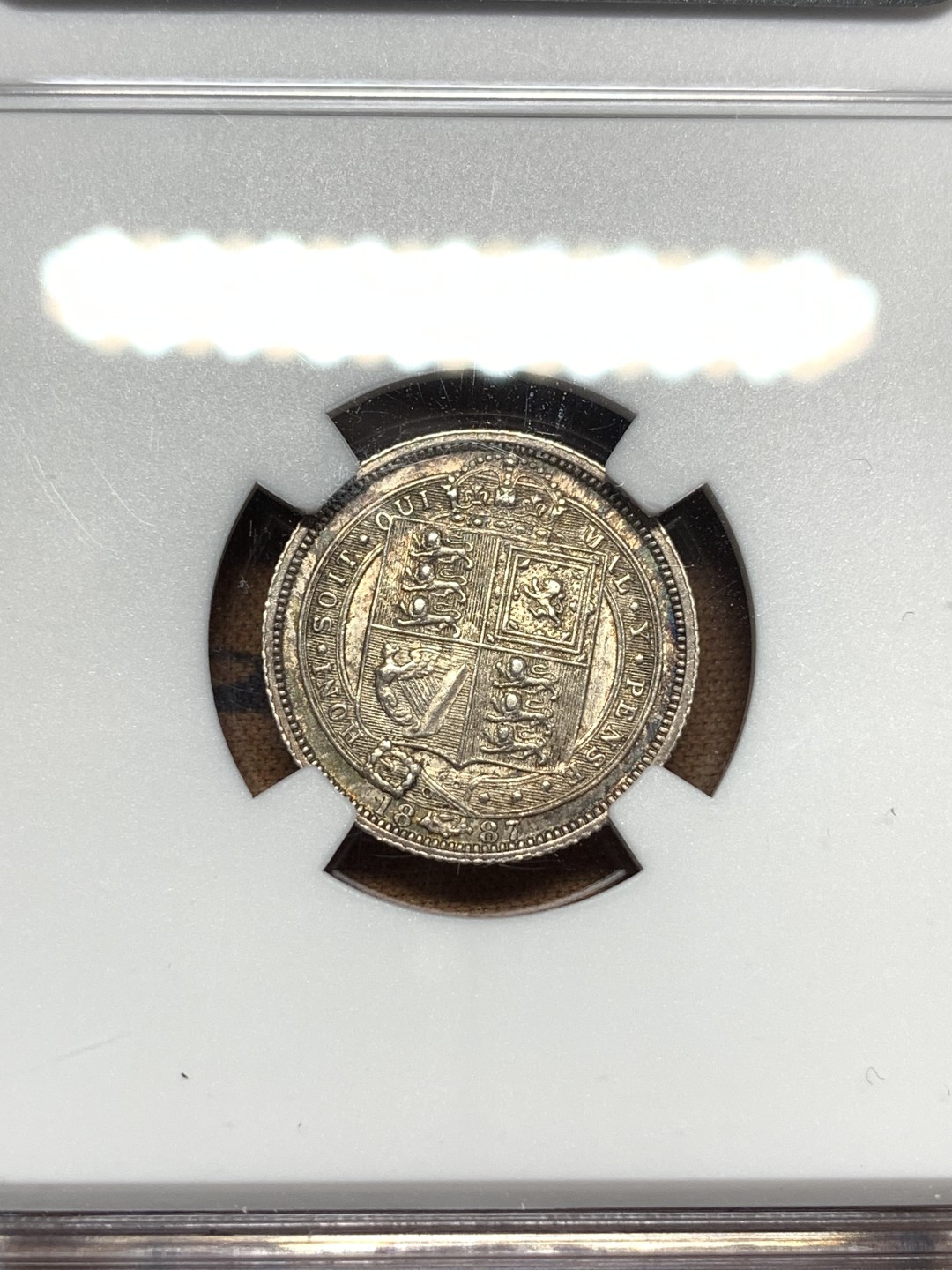 《竞宝斋》第116场-周日，周一 ，2场连拍（全场包邮） NGC AUD 英国1887年 维多利亚高冠盾徽6便士银币 人像面有转光，不错的东西，au分数无法理解