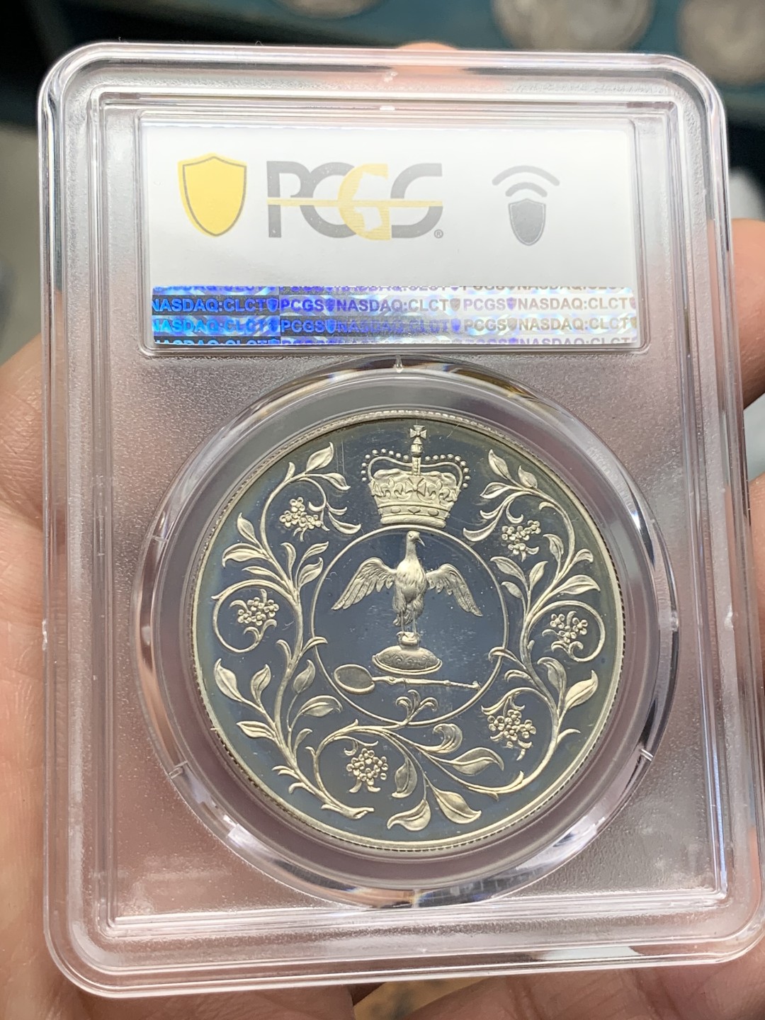 《竞宝斋》第116场-周日，周一 ，2场连拍（全场包邮） PCGS-PR67DCAM 英国1977年女王登基25周年纪念精制克朗大银币，经典的骑马女王。底板无暇，状态非常出色