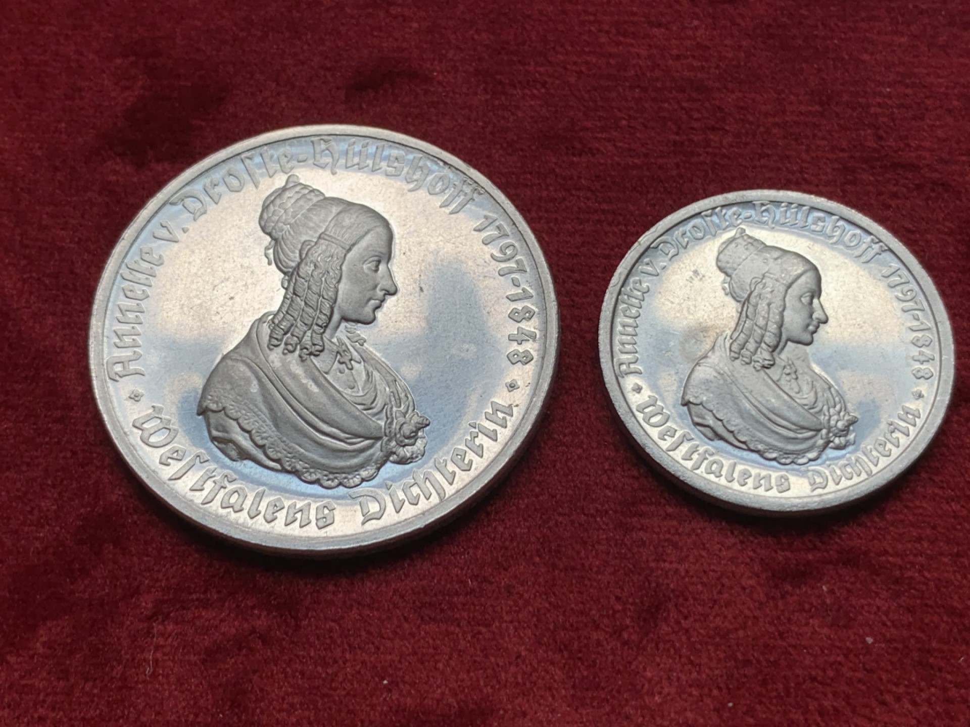 《竞宝斋》第116场-周日，周一 ，2场连拍（全场包邮） 德紧 德国威斯特伐利亚1923年50/100马克女诗人头像马币铝币一对