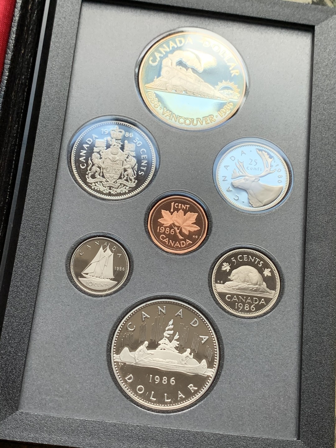 《竞宝斋》第116场-周日，周一 ，2场连拍（全场包邮） 加拿大1986年套装，略带黄油光 最大枚为银币