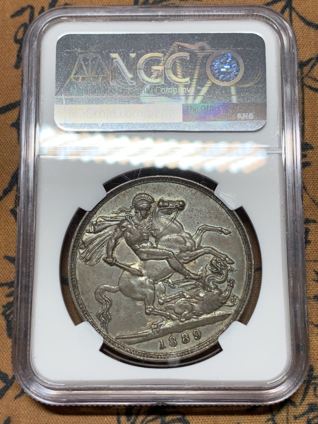 《竞宝斋》第116场-周日，周一 ，2场连拍（全场包邮） NGC-AU55 英国 1889年维多利亚一克朗高冠马剑银币 醇黑包浆好品相 分数难得