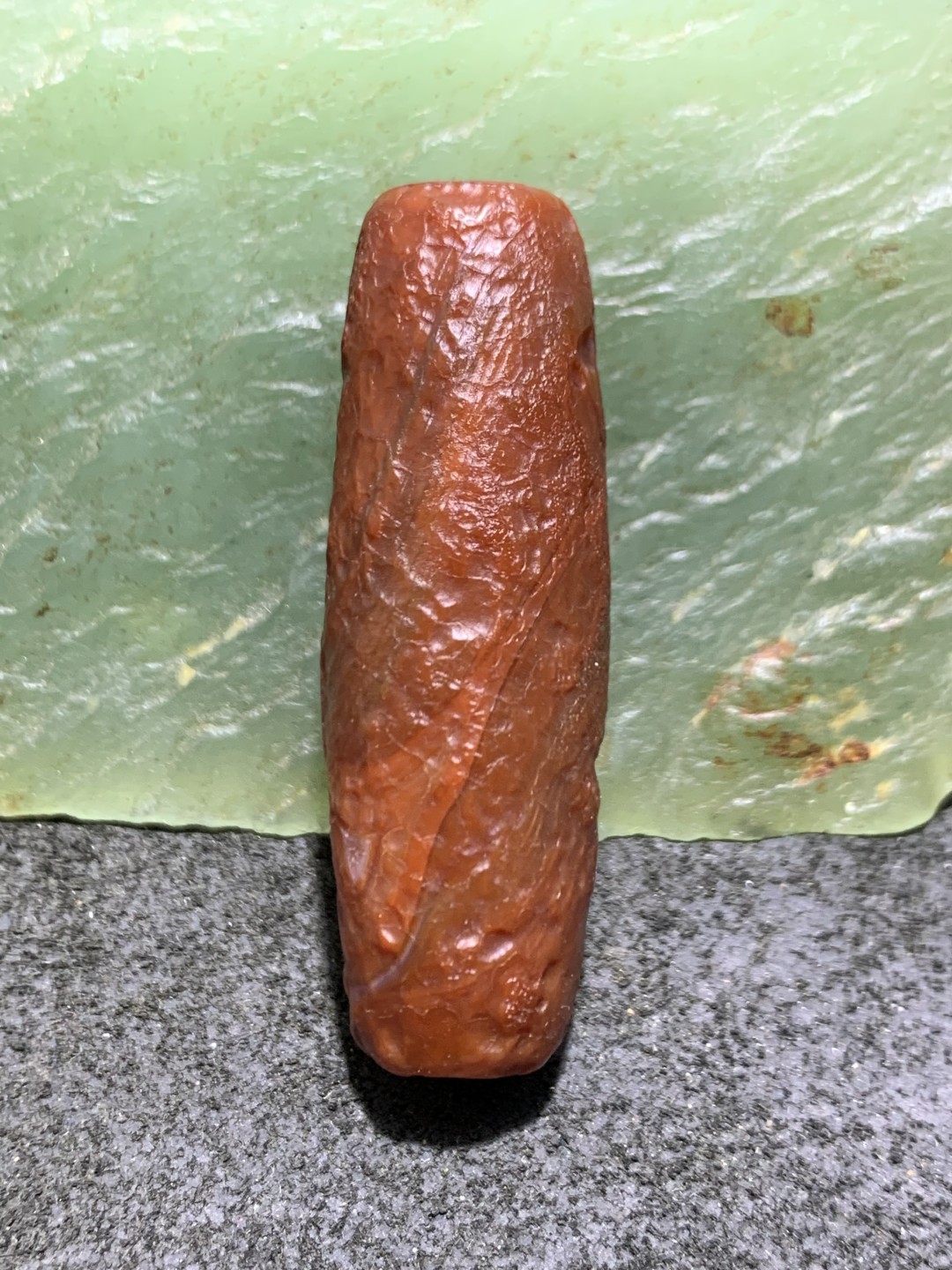 精美高玉化仿古风化纹玛瑙随形桶珠一颗 