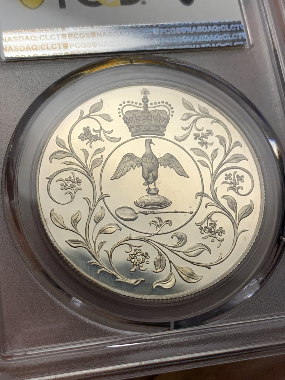 《竞宝斋》第116场-周日，周一 ，2场连拍（全场包邮） PCGS-PR67DCAM 英国1977年女王登基25周年纪念精制克朗大银币，经典的骑马女王。底板无暇，状态非常出色