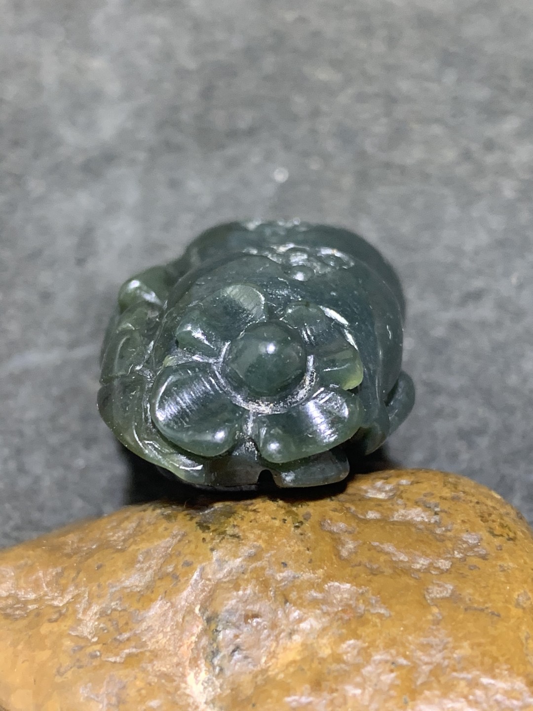 天然新疆和田青玉雕件一个