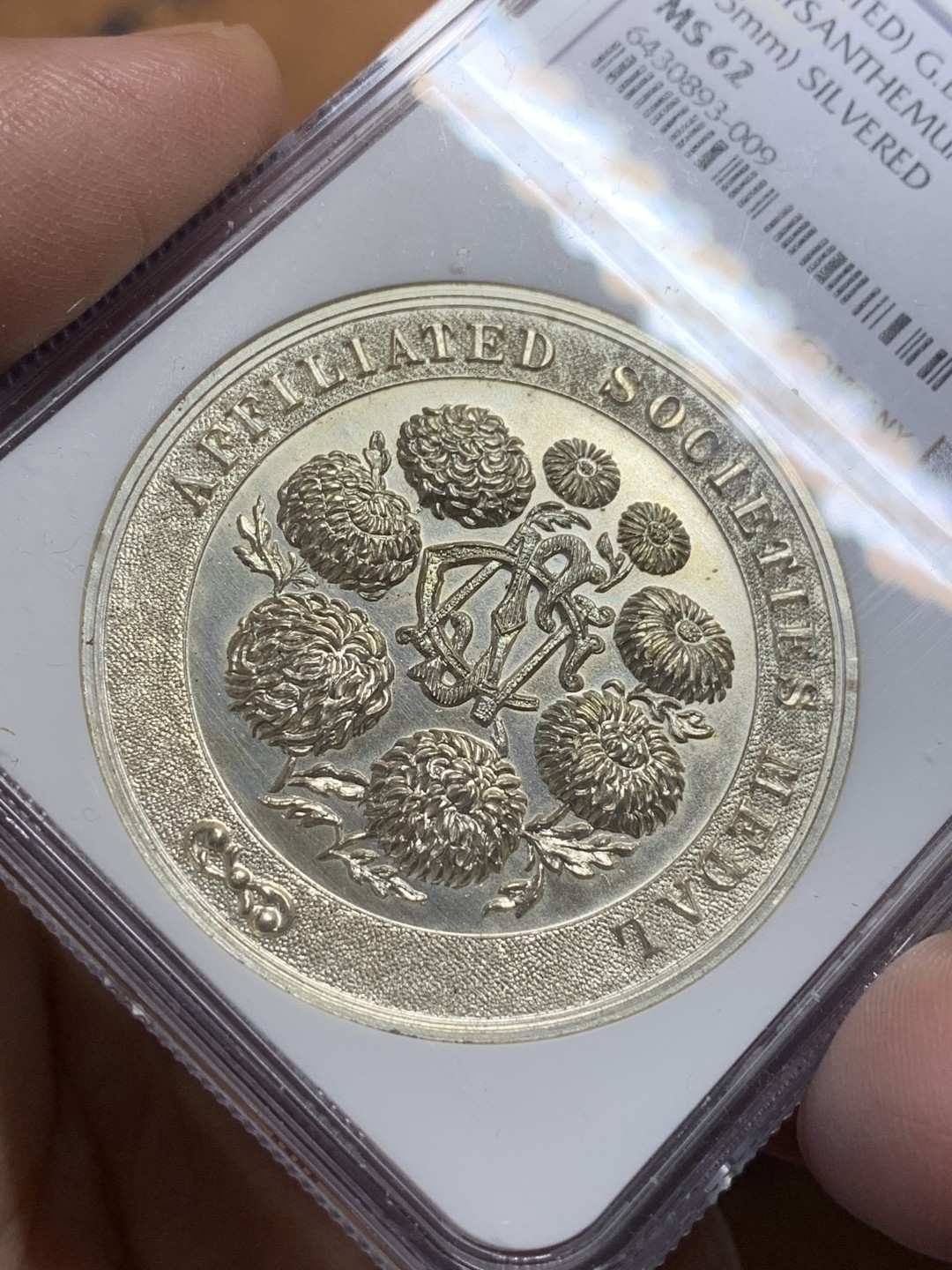 《竞宝斋》第116场-周日，周一 ，2场连拍（全场包邮） NGC MS62 19世纪英国菊花协会镀银纪念章 45mm 精美 无刻字