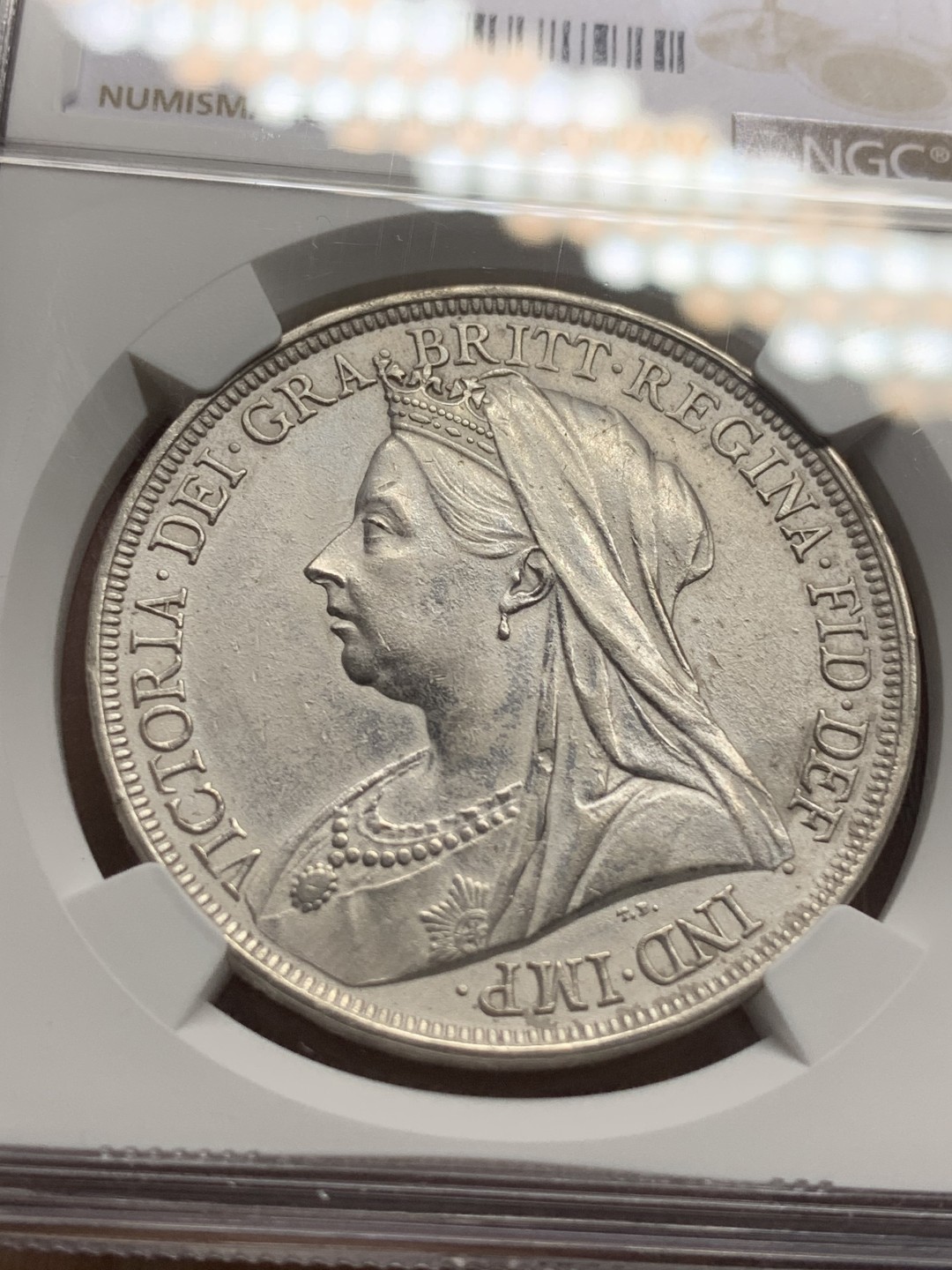 《竞宝斋》第116场-周日，周一 ，2场连拍（全场包邮） NGC-AU 英国 1897年维多利亚一克朗批纱马剑银币 深打近UNC状态
