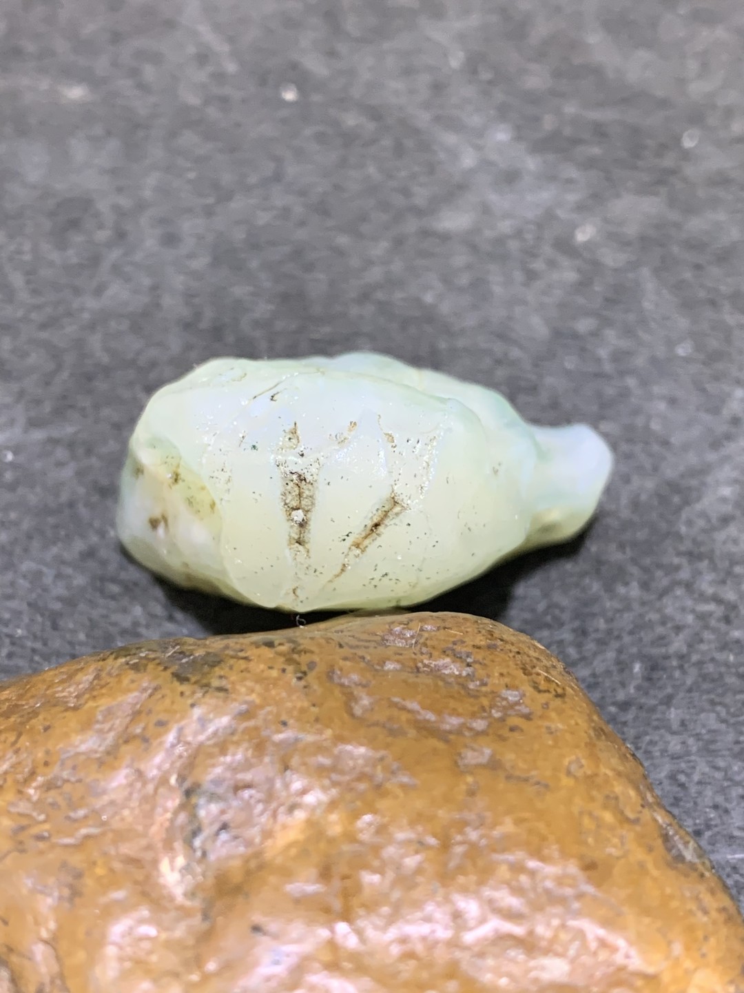 天然戈壁阿拉善玛瑙原石吊坠一个，