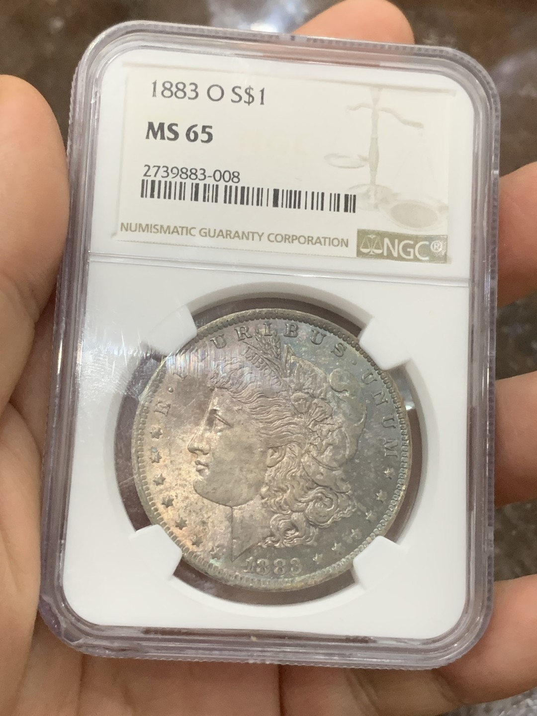 《竞宝斋》第116场-周日，周一 ，2场连拍（全场包邮） NGC-MS65 美国 1883年 摩根银币 女神面紫彩 鹰面金彩+镜面效果 盒子左下角磕损