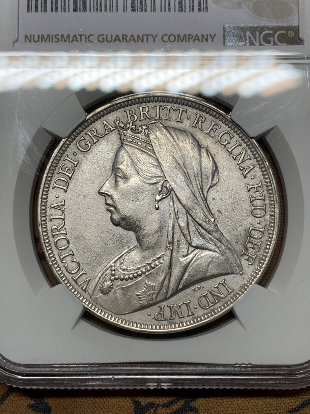 《竞宝斋》第116场-周日，周一 ，2场连拍（全场包邮） NGC-AU 英国 1897年维多利亚一克朗批纱马剑银币 深打近UNC状态