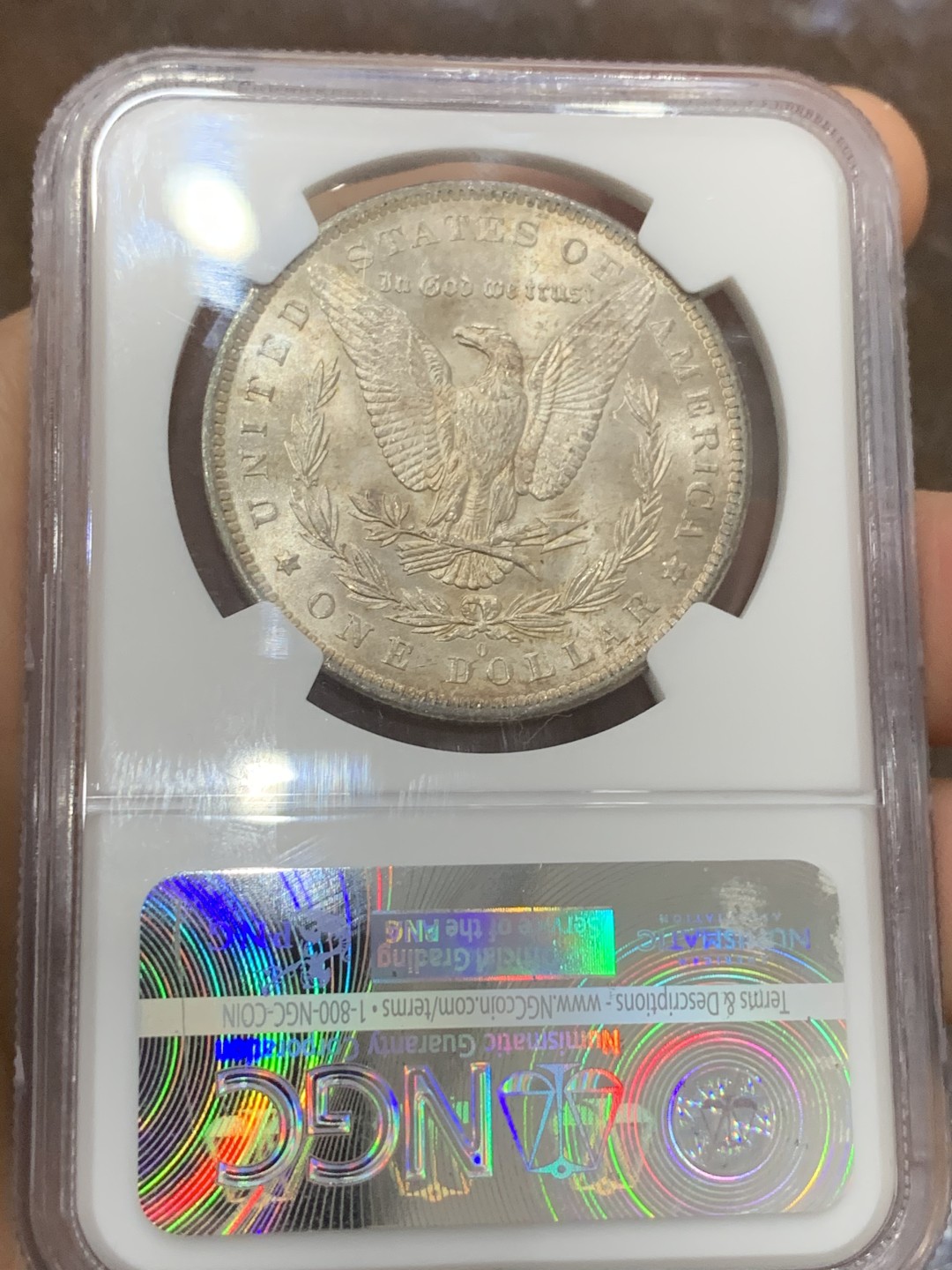 《竞宝斋》第116场-周日，周一 ，2场连拍（全场包邮） NGC-MS65 美国 1883年 摩根银币 女神面紫彩 鹰面金彩+镜面效果 盒子左下角磕损