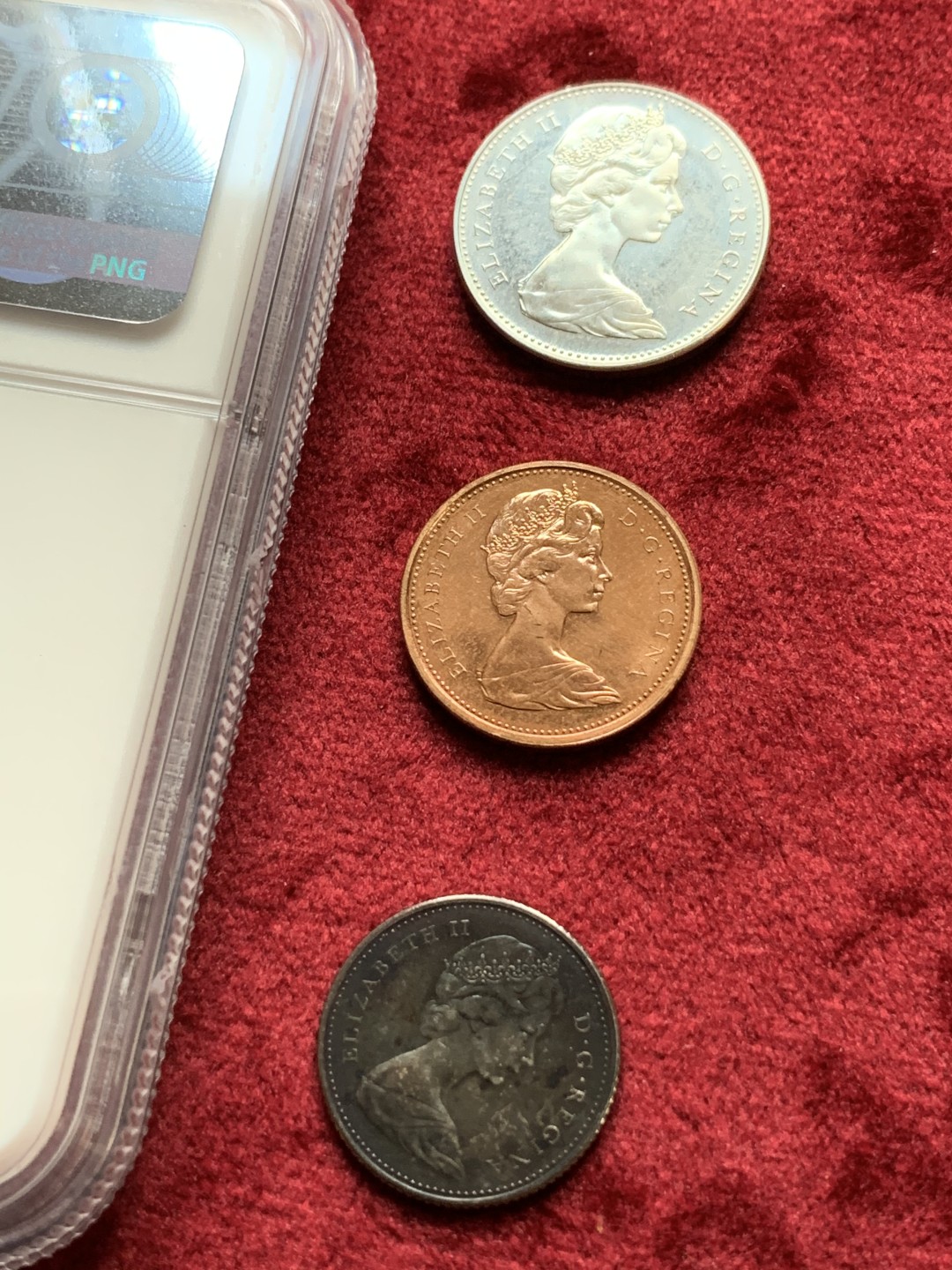 《竞宝斋》第116场-周日，周一 ，2场连拍（全场包邮） 5枚一组 NGC-MS63 2枚 加拿大 1967年伊丽莎白二世联邦成立百年纪念币NGC35周年标50分、25分银币+10分银币、5分镍币、1分铜币三枚同盒裸币，绒布盒深五彩包浆分黑美人