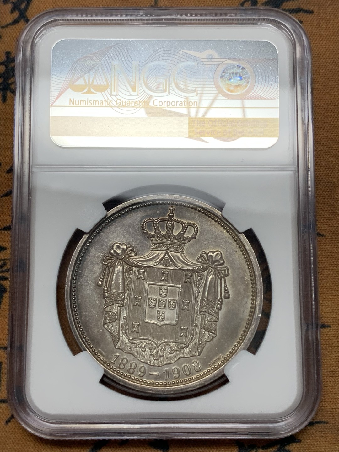 《竞宝斋》第116场-周日，周一 ，2场连拍（全场包邮） NGC-UNC 葡萄牙1908年 二十周年金婚纪念 大银章 非常稀少的品质 没给分可惜了 看不到清晰的痕迹