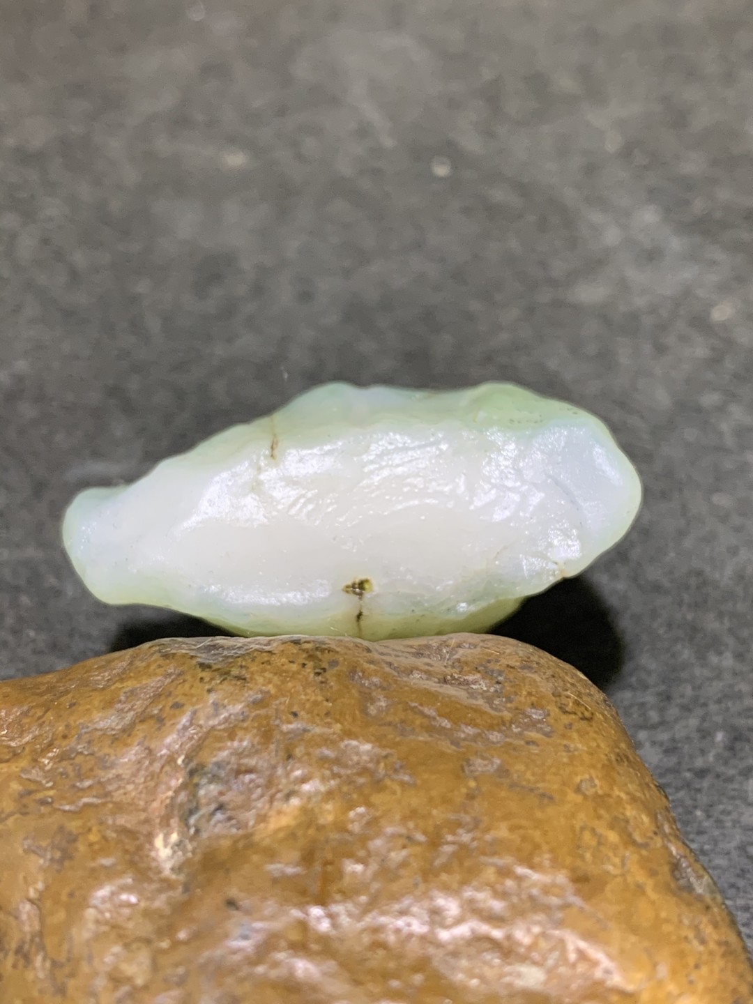 天然戈壁阿拉善玛瑙原石吊坠一个，
