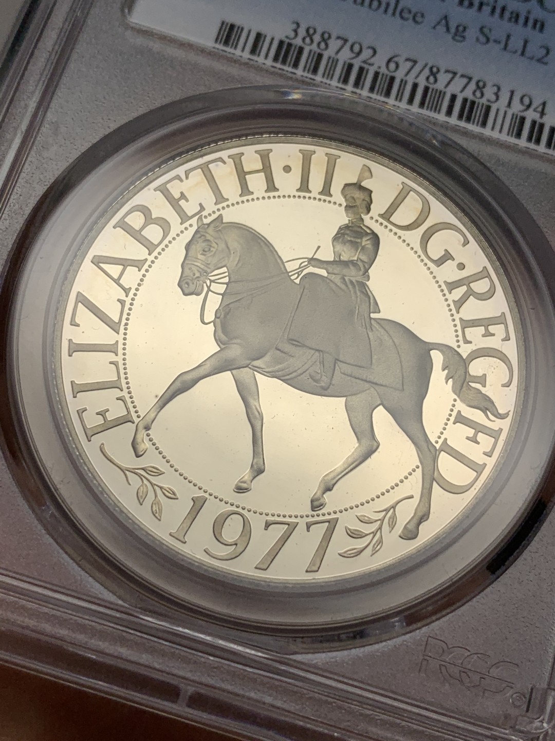 《竞宝斋》第116场-周日，周一 ，2场连拍（全场包邮） PCGS-PR67DCAM 英国1977年女王登基25周年纪念精制克朗大银币，经典的骑马女王。底板无暇，状态非常出色