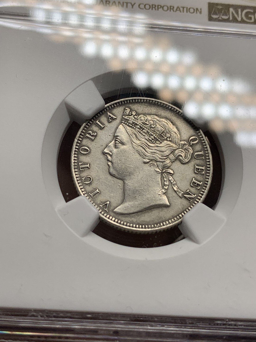 《竞宝斋》第116场-周日，周一 ，2场连拍（全场包邮） NGC AUD 香港 1885年 维多利亚 20分 银币 细节好 人物磨损小